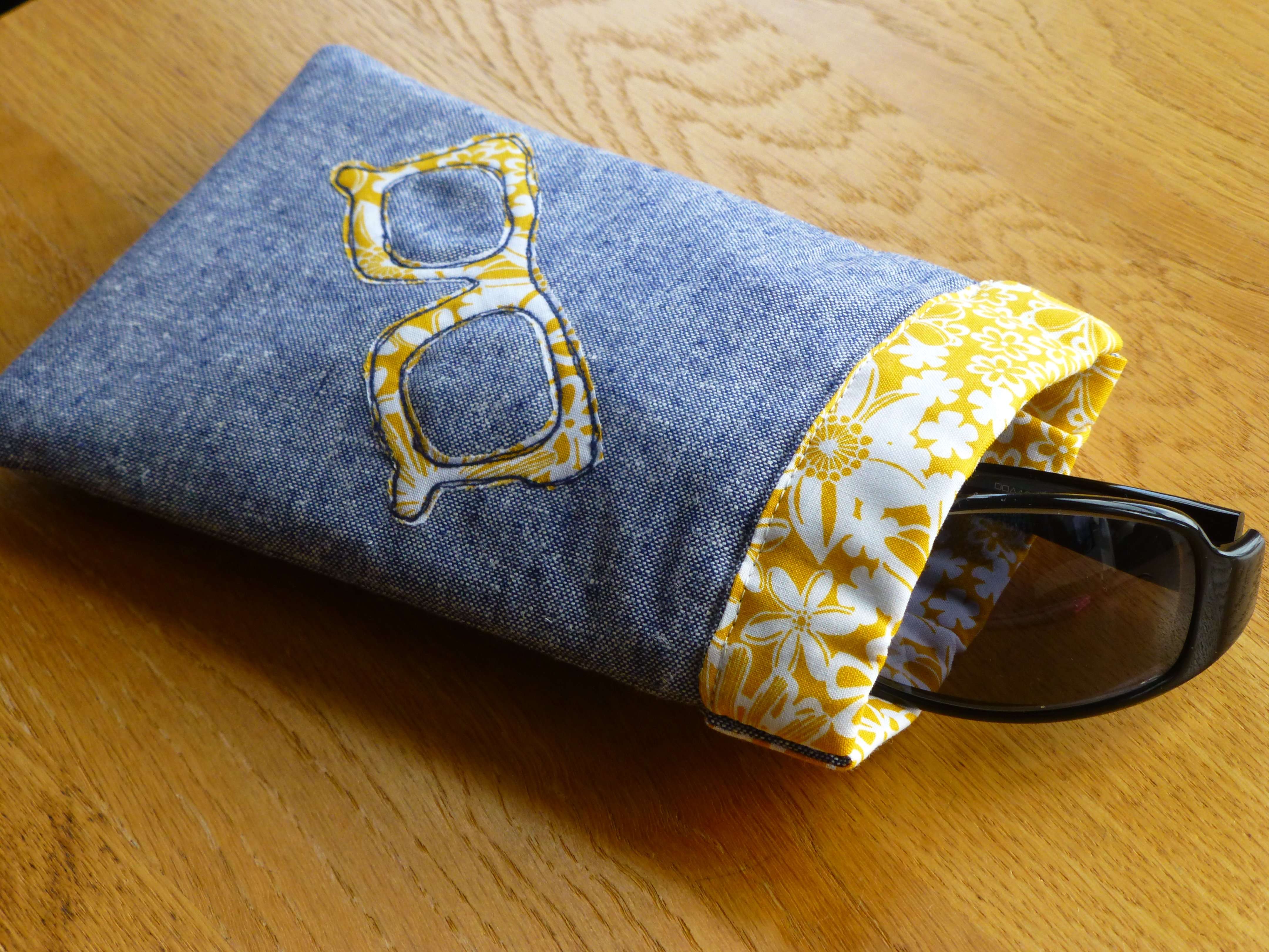 Glasses case with snap closure. Fully lined no raw edges. #sewingtutorial  @joannasfeelingcrafty 